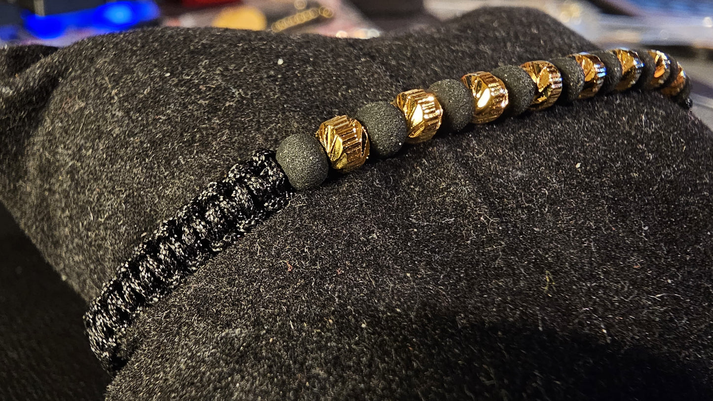 Pulsera trenzada con balines en oro laminado