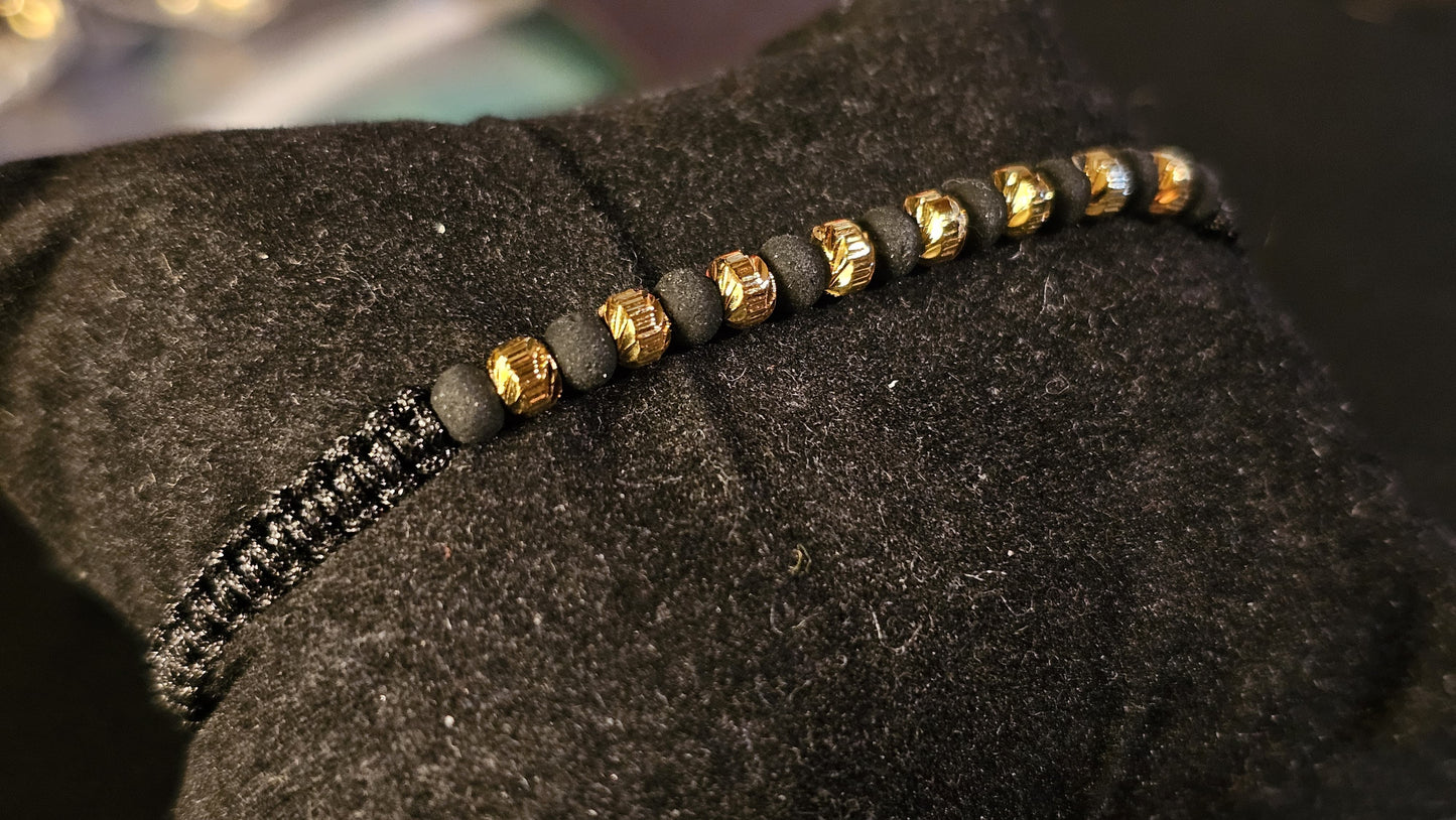 Pulsera trenzada con balines en oro laminado