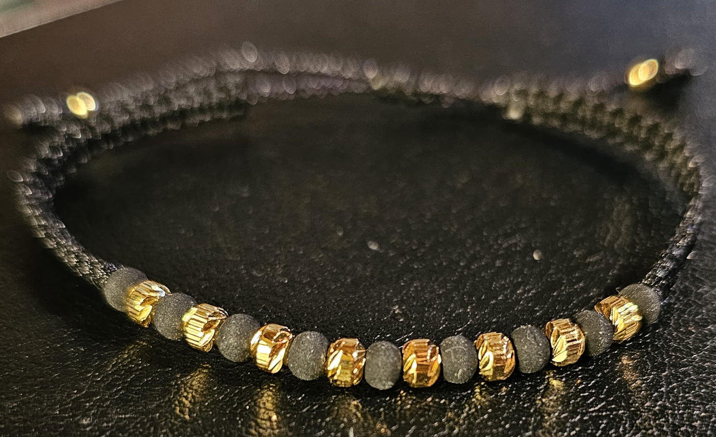 Pulsera trenzada con balines en oro laminado