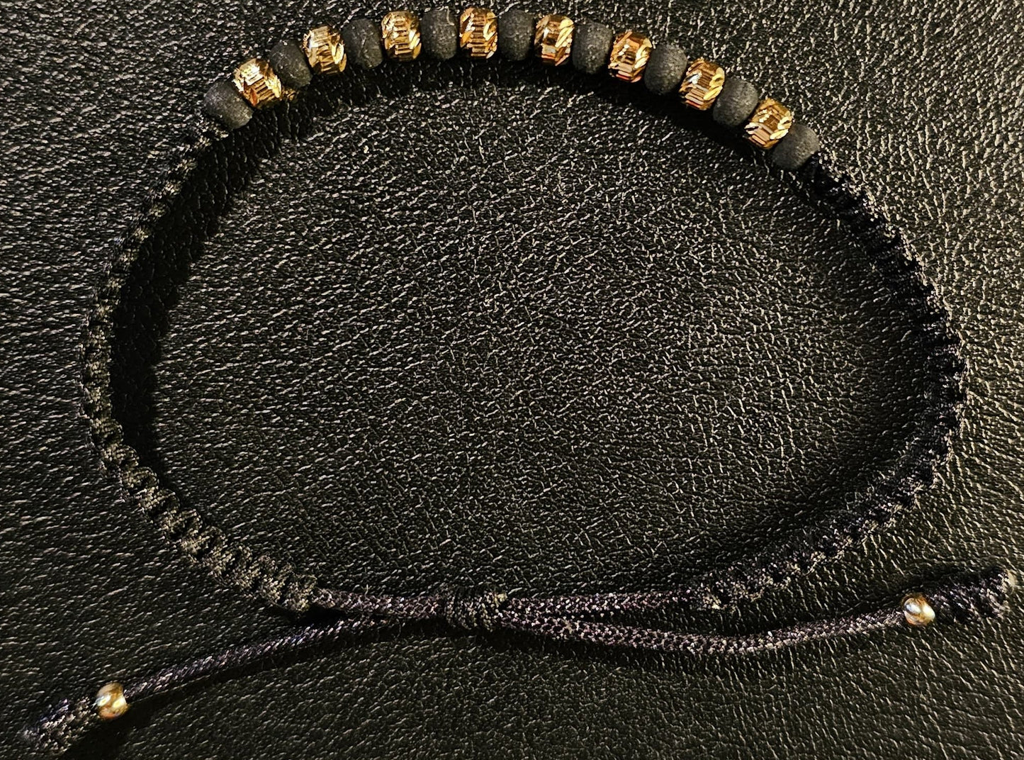 Pulsera trenzada con balines en oro laminado