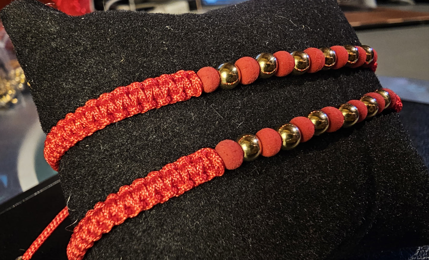Pulsera trenzada con balines en oro laminado