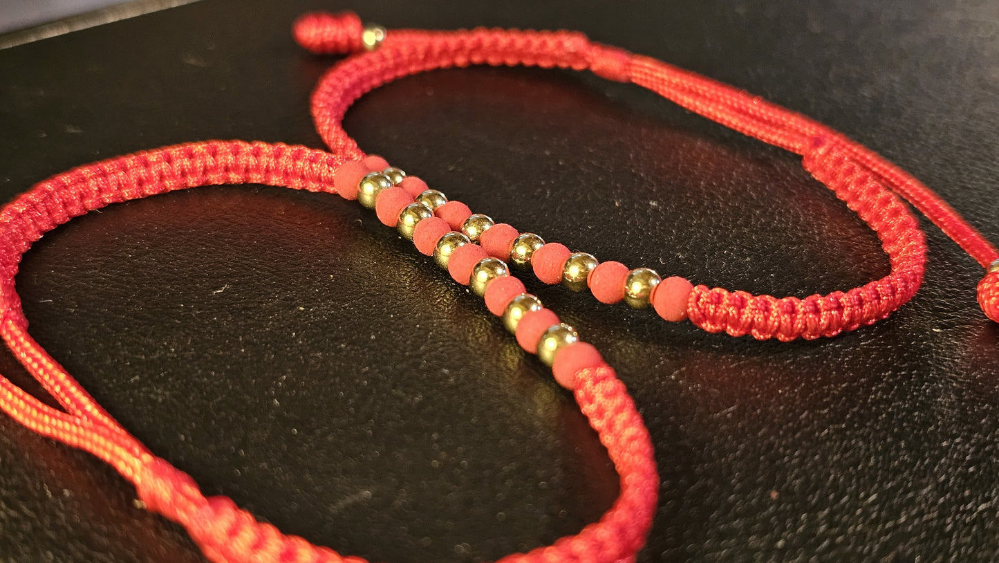 Pulsera trenzada con balines en oro laminado