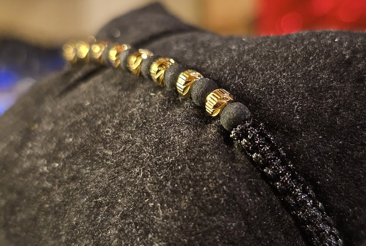 Pulsera trenzada con balines en oro laminado